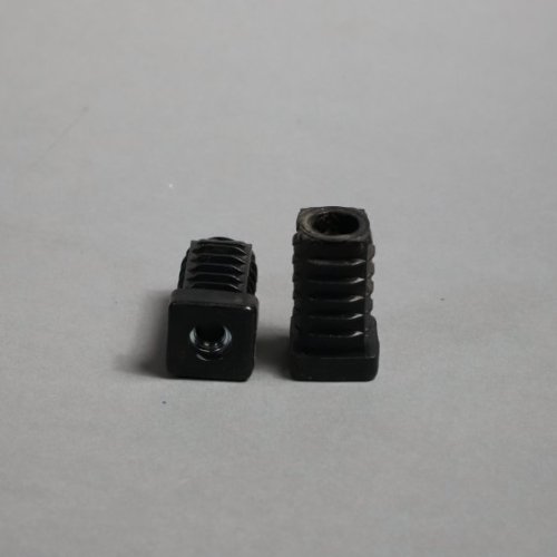 Plastová zátka 20 mm černá s kovovým závitem
