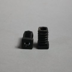 Plastová zátka 20 mm čierna s kovovým závitom