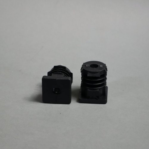 Plastová zátka 30 mm černá s kovovým závitem